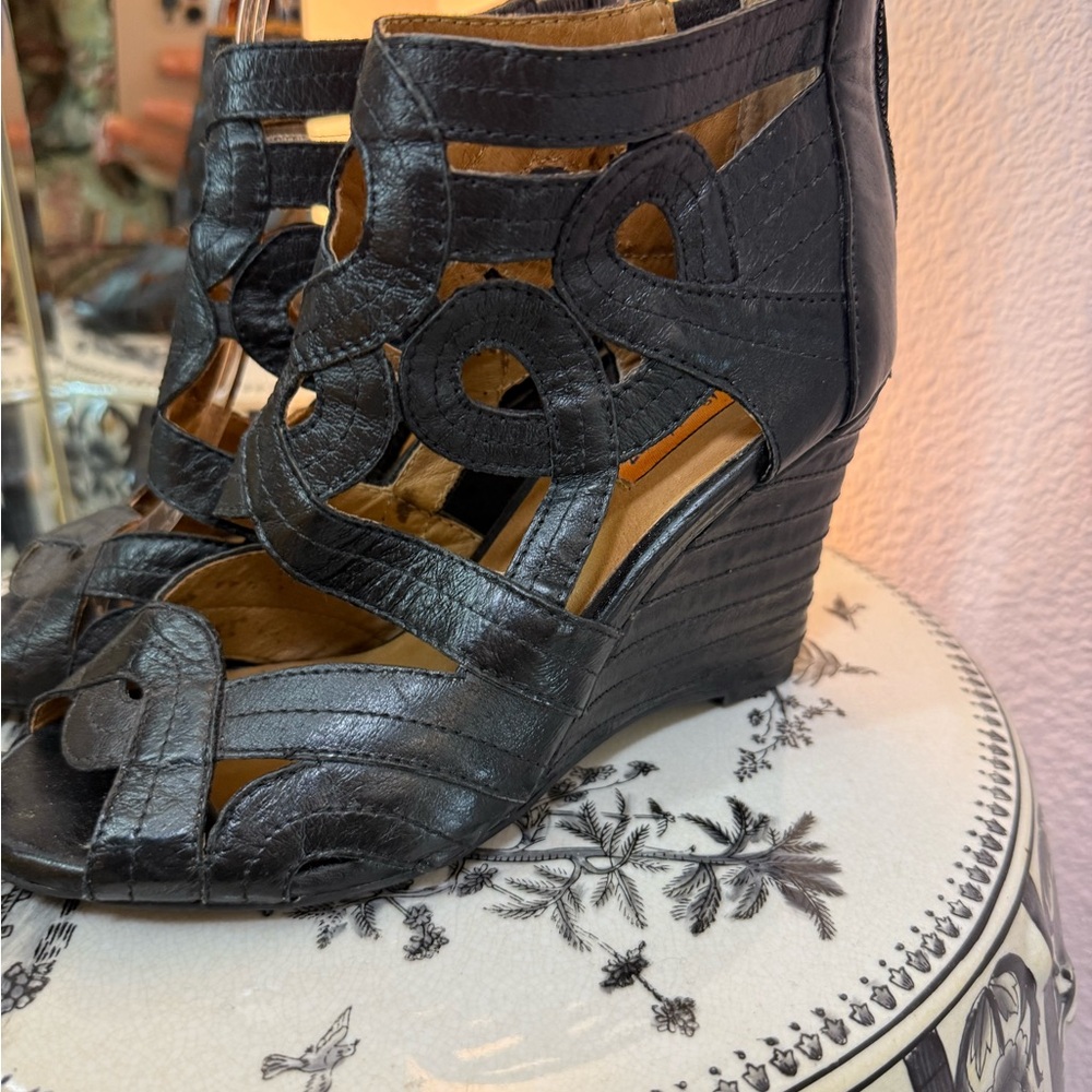 Miz Mooz 6 EUC Black Leather Tamara 3.5" Wedge Heel Sandal Back Zip zipper - Picture 12 of 16